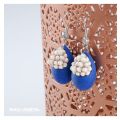 Live Jewellery - Tränenohrringe blau mit permanenten weißen Blumen