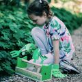 Bigjigs Toys Gartenarbeitsset in einer Kiste