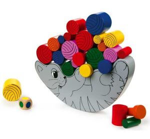 small foot Balancierkatze